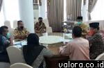 Bupati Tanahdatar, Irdinansyah Tarmizi didampingi Sekda Irwandi, para Asisten, Kepala OPD terkait dan Direktur RSUD MA Ali Hanafiah Batusangkar, dr Afrizal Hasan berdiskusi usai mengikuti mengikuti telekonferensi dengan gubernur Sumbar di Gedung Indo Joli