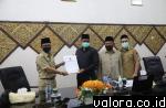 Ketua DPRD Padang, Syafrial Kani menyerahkan nota persetujuan perubahan APBD Padang 2020 pada Asisten Bidang Pemerintahan Setdako Padang, Edy Hasymi pada rapat paripurna yang digelar Senin (31/8/2020). (humas)