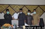 Wawako Padang, Hendri Septa menyerahkan nota pengantar dan nota keuangan RAPBD Padang 2021 pada Syafrial Kani (ketua DPRD Padang), dalam rapat paripurna, Selasa (8/9/2020). Selain itu, rapat paripurna ini juga mengesahkan Propem Perda DPRD Padang Tahun An