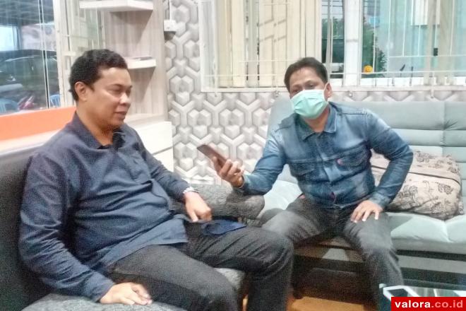 Ketua KPU Bukittinggi, Heldo Aura saat diwawancarai wartawan valora di ruang kerjanya, Senin (5/10/2020). (hamriadi/valoranews)