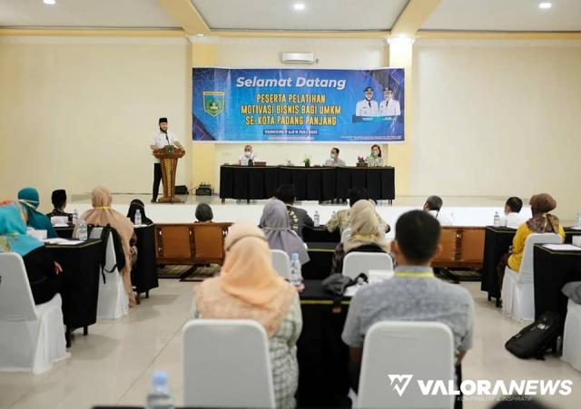 Wako Padang Panjang, Fadly Amran memberikan arahan pada  Pelatihan Motivasi Bisnis bagi UMKM se-Padang Panjang, Rabu (7/7/2021). (kominfo)