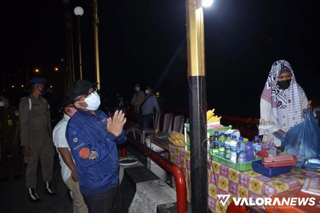 Wako Padang, Hendri Septa berdialog dengan pedagang kaki lima di Jembatan Siti Nurbaya, usai monitoring pelaksanaan PPKM Mikro, Kamis (8/7/2021) malam. (humas)