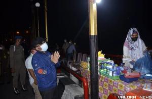 Wako Padang, Hendri Septa berdialog dengan pedagang kaki lima di Jembatan Siti Nurbaya, usai monitoring pelaksanaan PPKM Mikro, Kamis (8/7/2021) malam. (humas)