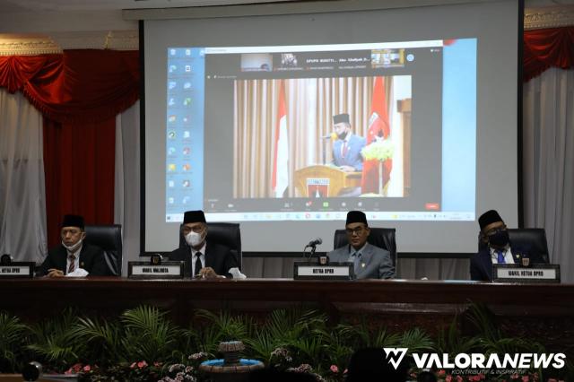 Ketua DPRD Bukittinggi, Herman Sofyan memimpin rapat paripurna penutupan masa sidang II dan pembukaan masa sidang III tahun 2021, Jumat pagi. Herman didampingi dua orang wakil ketua DPRD, Rusdy Nurman dan Nur Hasra. Dari eksekutif, hadir Wawako Bukittingg