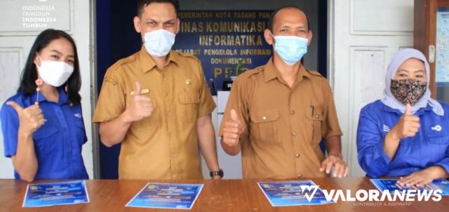 Sub Koordinator Kerja Sama Jasa Siaran dan Non Siaran TVRI Sumatera Barat, Elviana Nilasari foto bersama dengan jajaran Kominfo Padang Panjang, usai bersilaturahmi, Senin siang. (kominfo)