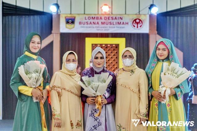 Ketua Dekranasda Solok Selatan, Erniati Khairunas foto bersama dengan desainer Nia Oktamana dari Nagari Pakan Rabaa Tengah, Kecamatan KPGD yang jadi pemenang lomba desain baju muslimah Dekranasda di Padang Aro, Sabtu. (humas)