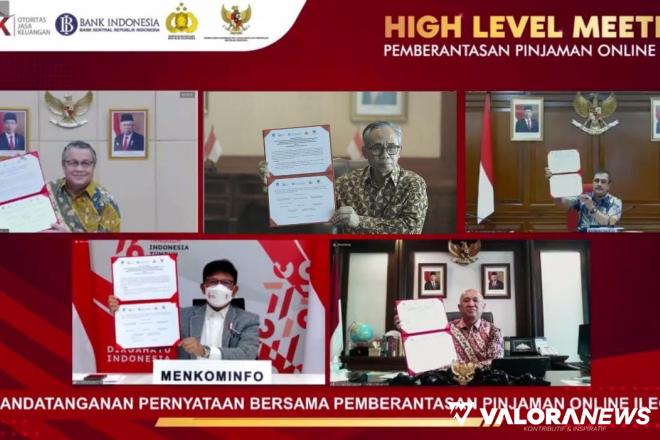 Pimpinan 5 kementrian dan lembaga memperlihatkan kesepakatan bersama tentang komitmen memperkuat langkah-langkah pemberantasan pinjaman online ilegal, Jumat secara virtual. (humas)