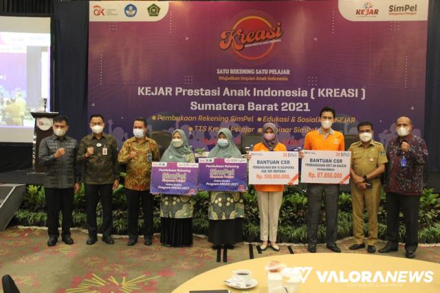 Kepala OJK Sumatera Barat, Yusri foto bersama dengan perwakilan siswa penerima rekening SimPel serta dua sekolah yang mendapatkan CSR dari Bank BNI, usai seminar bertemakan &quot;Dengan Menabung, Aku Bisa Wujudkan Impianku,&quot; di Padang, Selasa siang. (humas)