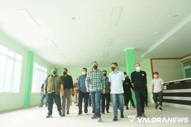 Wagub Sumbar, Audy Joinaldy beserta rombongan, meninjau kondisi Rumah Sakit Pratama Lubuk Malako dalam kunjungan kerjanya ke Solok Selatan, Ahad siang. (humas)