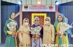 Ketua Dekranasda Solok Selatan, Erniati Khairunas foto bersama dengan desainer Nia Oktamana dari Nagari Pakan Rabaa Tengah, Kecamatan KPGD yang jadi pemenang lomba desain baju muslimah Dekranasda di Padang Aro, Sabtu. (humas)