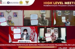 Pimpinan 5 kementrian dan lembaga memperlihatkan kesepakatan bersama tentang komitmen memperkuat langkah-langkah pemberantasan pinjaman online ilegal, Jumat secara virtual. (humas)