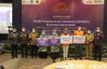 Kepala OJK Sumatera Barat, Yusri foto bersama dengan perwakilan siswa penerima rekening SimPel serta dua sekolah yang mendapatkan CSR dari Bank BNI, usai seminar bertemakan "Dengan Menabung, Aku Bisa Wujudkan Impianku," di Padang, Selasa siang. (humas)
