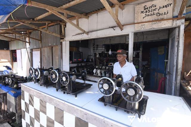 Dari petak kedainya yang sederhana, Abdul Aziz (68) tetap setia menanti warga yang akan memanfaatkan jasanya dalam men-service mesin jahit atau permak celana jeans, di jalan lingkar belakang Pasar Pusat Padang Panjang. (kominfo)