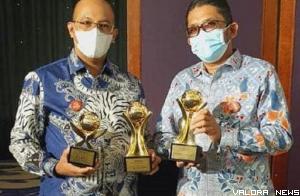 Dirut Perumda AM Padang, Hendra Pebrizal bersama Hendri Septa (Wako Padang), usai menerima penghargaan TOP AWARDS 2021 kategori Badan Usaha Milik Daerah (BUMD) ini dilaksanakan di Raffless Hotel Jakarta, Jumat malam. (humas)