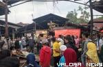 Wako Bukittinggi, Erman Safar bersama 200 personel serta pedagang dan masyarakat, berbaur membersihkan puing-puing sisa kebakaran di Pasar Bawah, Ahad pagi. (hamriadi)