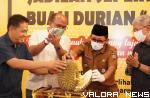 Wako Padang, Hendri Septa membelah durian ukuran jumbo, saat peresmian Kafe Rajo Durian, di Jalan Bypass, Ketaping, Kecamatan Kuranji. Senin malam. (humas)