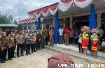 Bupati Mentawai, Yudas Sabaggalet, Kortanius Sabaleake (Wabup), Muhammad Irsyad (Dirut Bank Nagari) dan unsur Forkopimda, disambut tarian adat mentawai, jelang peresmian kantor cabang Bank Nagari Muara Sikabaluan, Selasa. (daniwarti)