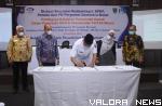 Gubernur Sumbar, Mahyeldi, menandatangani pernyataan bersama komitmen penerapan GCG pada Perum Air/PDAM se-Sumatera Barat, Rabu (15/9/2021), di Bukittinggi. (humas)