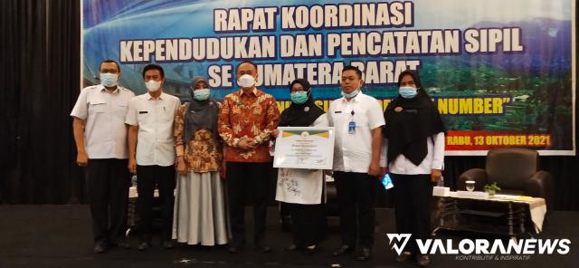 Sekretaris Daerah Pasaman Barat, Hendra Putra didampingi Yulisna (Kadisdukcapil) foto bersama dengan Dirjen Dukcapil Kemendagri dan jajaran, usai menerima penghargaan penilaian Disdukcapil Kabupaten/Kota terbaik dalam pelayanan administrasi Kependudukan (
