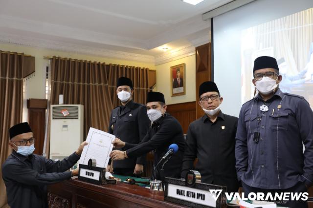 Ketua DPRD Bukittinggi, Benny Yusrial menerima laporan hasil pembahasan KUA PPAS 2022 dari Ketua Banggar, Asril disaksikan Erman Safar (Wako) beserta unsur pimpinan lainnya pada rapat paripurna yang digelar, Selasa. (hamriadi)