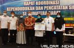 Sekretaris Daerah Pasaman Barat, Hendra Putra didampingi Yulisna (Kadisdukcapil) foto bersama dengan Dirjen Dukcapil Kemendagri dan jajaran, usai menerima penghargaan penilaian Disdukcapil Kabupaten/Kota terbaik dalam pelayanan administrasi Kependudukan (