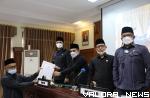 Ketua DPRD Bukittinggi, Benny Yusrial menerima laporan hasil pembahasan KUA PPAS 2022 dari Ketua Banggar, Asril disaksikan Erman Safar (Wako) beserta unsur pimpinan lainnya pada rapat paripurna yang digelar, Selasa. (hamriadi)