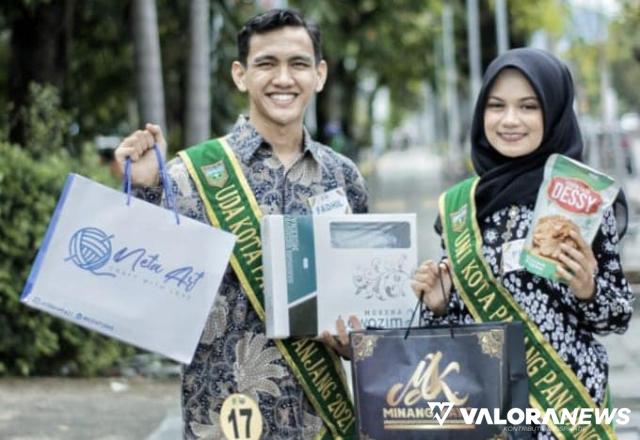 Uda-Uni  Kota Padang Panjang, Fadhil Ahmad Fajri dan Putri Amanda Firjatullah promosikan produk ekonomi kreatif dan UMKM Padang Panjang, pada sesi photo shoot Grand Final pemilihan Uda-Uni Duta Wisata Tingkat Sumatera Barat 2021, Kamis. (kominfo)