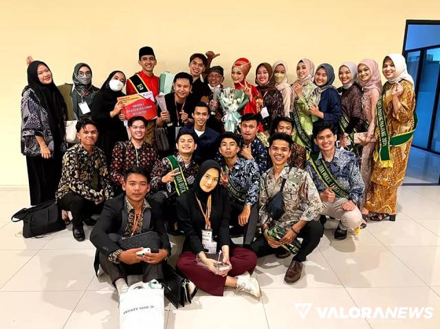 Uda Fadhil Ahmad Fajri dan Uni Putri Amanda Firjatullah bersama Uda Uni Padang Panjang lainnya, saat menghadiri Grand Final Pemilihan Uda-Uni Duta Wisata Sumbar 2021, Jumat malam, di Padang. (kominfo)