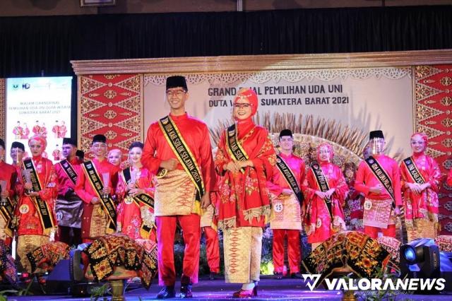 Uda dan Uni Solok Selatan Alfajri Prinanda dan Elsa Rahmatillah pada ajang pemilihan Uda-Uni Sumatra Barat, Jumat malam di Padang. (humas)