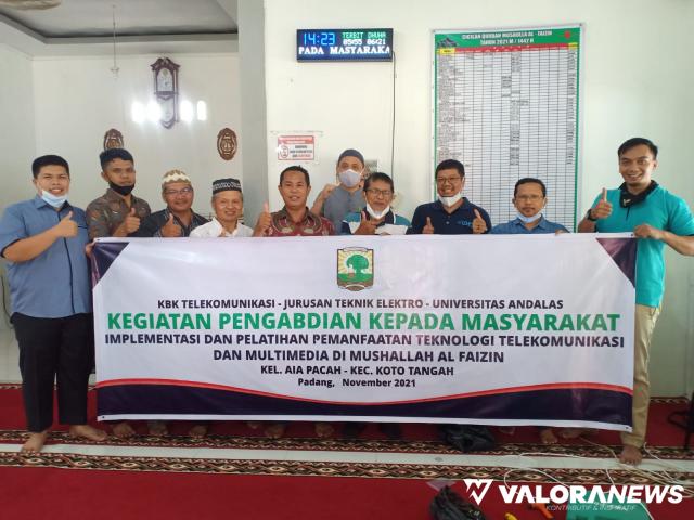 Tim pengabdian masyarakat dari dosen KBK Telekomunikasi Jurusan Elektro Universitas Andalas, foto bersama dengan warga dan jemaah Mushalla Al-Faizin Padang.