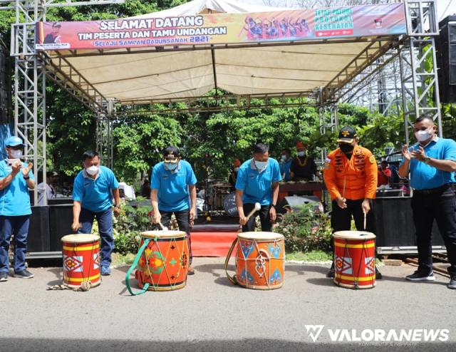 Wako Padang, Hendri Septa bersama unsur Forkopimda, memukul tansa sebagai tanda dimulainya iven Festival Selaju Sampan Tradisional Badunsanak di Banda Bakali GOR H. Agus Salim, Sabtu. (humas)