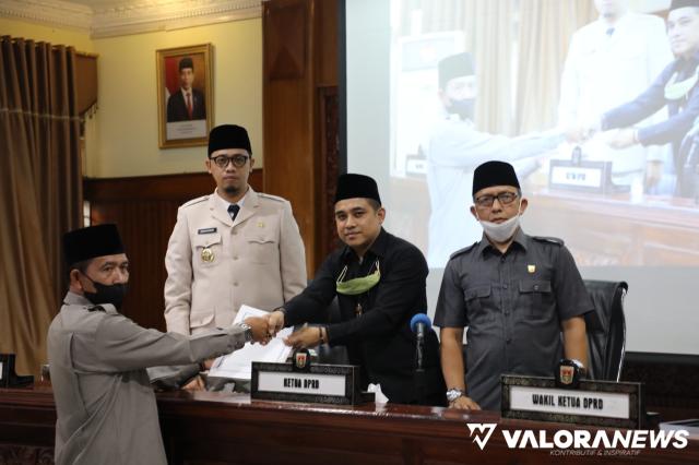Ketua DPRD Bukittinggi, Beny Yusrial disaksikan Erman Safar (Wawako Padang) foto bersama usai penyampaian pandangan akhir anggota DPRD terhadap Ranperda yang dibas, Sabtu (hamriadi)