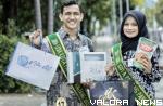 Uda-Uni  Kota Padang Panjang, Fadhil Ahmad Fajri dan Putri Amanda Firjatullah promosikan produk ekonomi kreatif dan UMKM Padang Panjang, pada sesi photo shoot Grand Final pemilihan Uda-Uni Duta Wisata Tingkat Sumatera Barat 2021, Kamis. (kominfo)