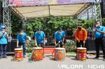 Wako Padang, Hendri Septa bersama unsur Forkopimda, memukul tansa sebagai tanda dimulainya iven Festival Selaju Sampan Tradisional Badunsanak di Banda Bakali GOR H. Agus Salim, Sabtu. (humas)