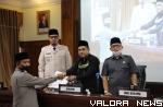 Ketua DPRD Bukittinggi, Beny Yusrial disaksikan Erman Safar (Wawako Padang) foto bersama usai penyampaian pandangan akhir anggota DPRD terhadap Ranperda yang dibas, Sabtu (hamriadi)
