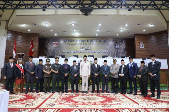Wali Kota Bukittiggi, Erman Safar bersama Marfendi (Wawako), foto bersama dengan pimpinan dan anggota DPRD serta Forkopimda usai paripurna istimewa tentang Hari Jadi Kota ke-237 Tahun 2021, Rabu.  (hamriadi)