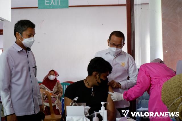 Anggota DPR RI Komisi IX yang tergabung dalam Fraksi Partai Golkar, Darul Siska, meninjau vaksinasi COVID-19 yang dilaksanakan di Kabupaten Solok.
