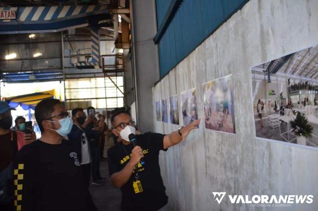 Direktur Fabriek Bloc sekaligus pemilik lahan, Edward Kusma menjelaskan desain ulang pabrik seng jadi Fabrieck Bloc pada Wako Padang, Hendri Septa, Rabu. (humas)