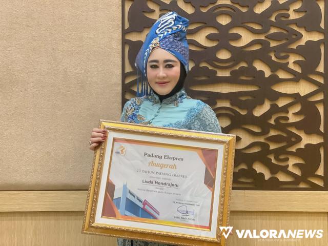 Anggota Fraksi Partai Nasdem DPR RI, Lisda Hendrajoni bersama penghargaan sebagai politisi yang berpihak pada rakyat miskin, pada malam aniversary 23 tahun Harian Pagi Padang Ekspres, di auditorium UNP, Selasa malam.