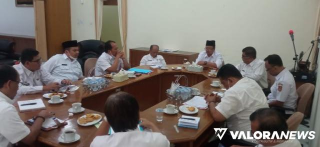 Bupati Agam, Andri Warman memimpin rapat peningkatan kapasitas pendidikan SDM di Mess Pemda Agam, Belakang Balok, Bukittinggi, Rabu. (humas)