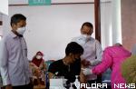 Anggota DPR RI Komisi IX yang tergabung dalam Fraksi Partai Golkar, Darul Siska, meninjau vaksinasi COVID-19 yang dilaksanakan di Kabupaten Solok.