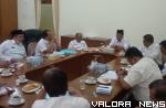 Bupati Agam, Andri Warman memimpin rapat peningkatan kapasitas pendidikan SDM di Mess Pemda Agam, Belakang Balok, Bukittinggi, Rabu. (humas)