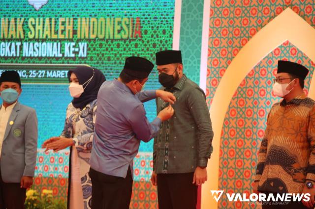 Ketua Dewan Pembina BKPRMI, Komjen (Purn) Syafruddin Kambo menyematkan PIN penghargaan pada Wako Padang Panjang, Fadly Amran usai pembukaan Festival Anak Sholeh Indonesia (FASI) XI-2022, di Palembang, Jumat. (kominfo)