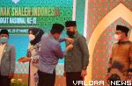 Ketua Dewan Pembina BKPRMI, Komjen (Purn) Syafruddin Kambo menyematkan PIN penghargaan pada Wako Padang Panjang, Fadly Amran usai pembukaan Festival Anak Sholeh Indonesia (FASI) XI-2022, di Palembang, Jumat. (kominfo)