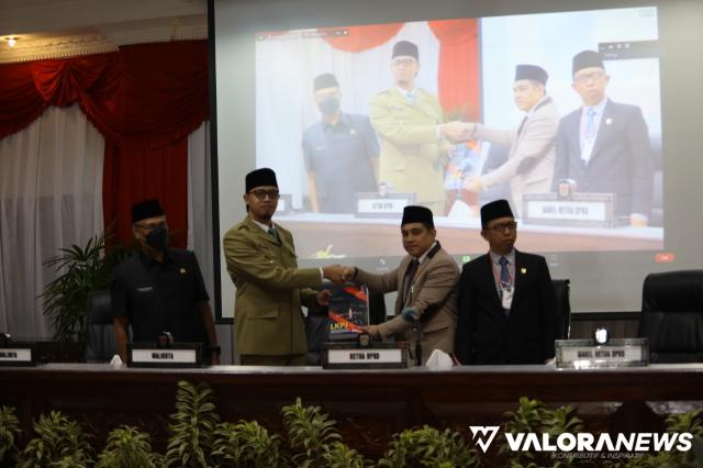 Wali Kota Bukittinggi, Erman Safar menyerahkan nota pengantar Laporan Keterangan Pertanggungjawaban (LKPj) 2021 ke Ketua DPRD Bukittinggi, Beny Yusrial pada sidang paripurna DPRD Bukittinggi, Rabu. (hamriadi)