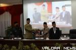 Wali Kota Bukittinggi, Erman Safar menyerahkan nota pengantar Laporan Keterangan Pertanggungjawaban (LKPj) 2021 ke Ketua DPRD Bukittinggi, Beny Yusrial pada sidang paripurna DPRD Bukittinggi, Rabu. (hamriadi)