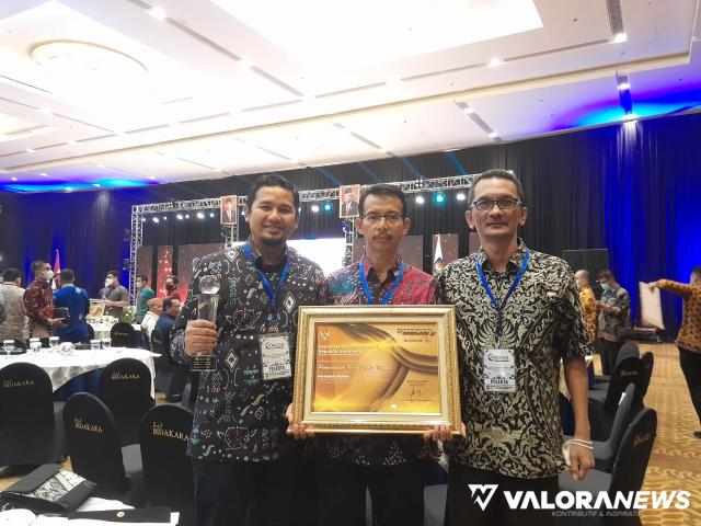 Asisten III Setdako Bukittinggi, Syafnir didampingi Kepala Badan Keuangan Bukittinggi, Herriman dan staf, foto bersama usai menerima penghargaan dari Mendagri, Tito Karnavian di Jakarta, Kamis. (humas)