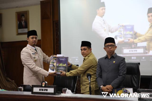 Wako Bukittinggi, Erman Safar menyerahkan buku laporan Pertanggungjawaban Pelaksanaan APBD Tahun Anggaran 2021 pada Ketua DPRD, Beny Yusrial didampingi Nur Asra, pada paripurna yang digelar Rabu. (hamriadi)