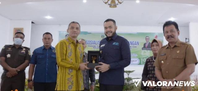 Deputi Bidang Metodologi dan Informasi Statistik Badan Pusat Statistik (BPS) RI, Imam Machdi menerima cenderamata dari Wako Padang Panjang, Fadly Amran usai pencanangan Kota Statistik dan Kelurahan Cinta Statistik (Kelurahan Cantik) tahun 2023, di hall ba