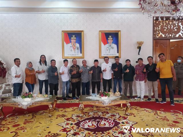 Panitia pelantikan dan Rakerda I Pengurus Daerah Jaringan Media Siber Indonesia (PD JMSI) Jambi periode 2020-2025 foto bersama usai audiensi dengan gubernur Jambi, Kamis.